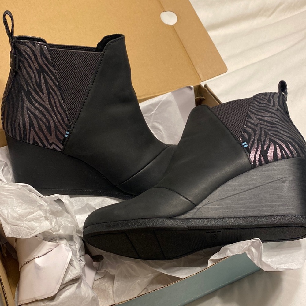 Toms Kelsey Wedge Bootie black with animal print